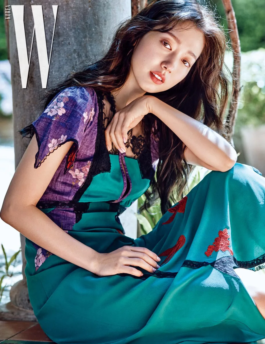 Park Shin Hye hóa tắc kè hoa trong bộ ảnh mới - Ảnh 3.