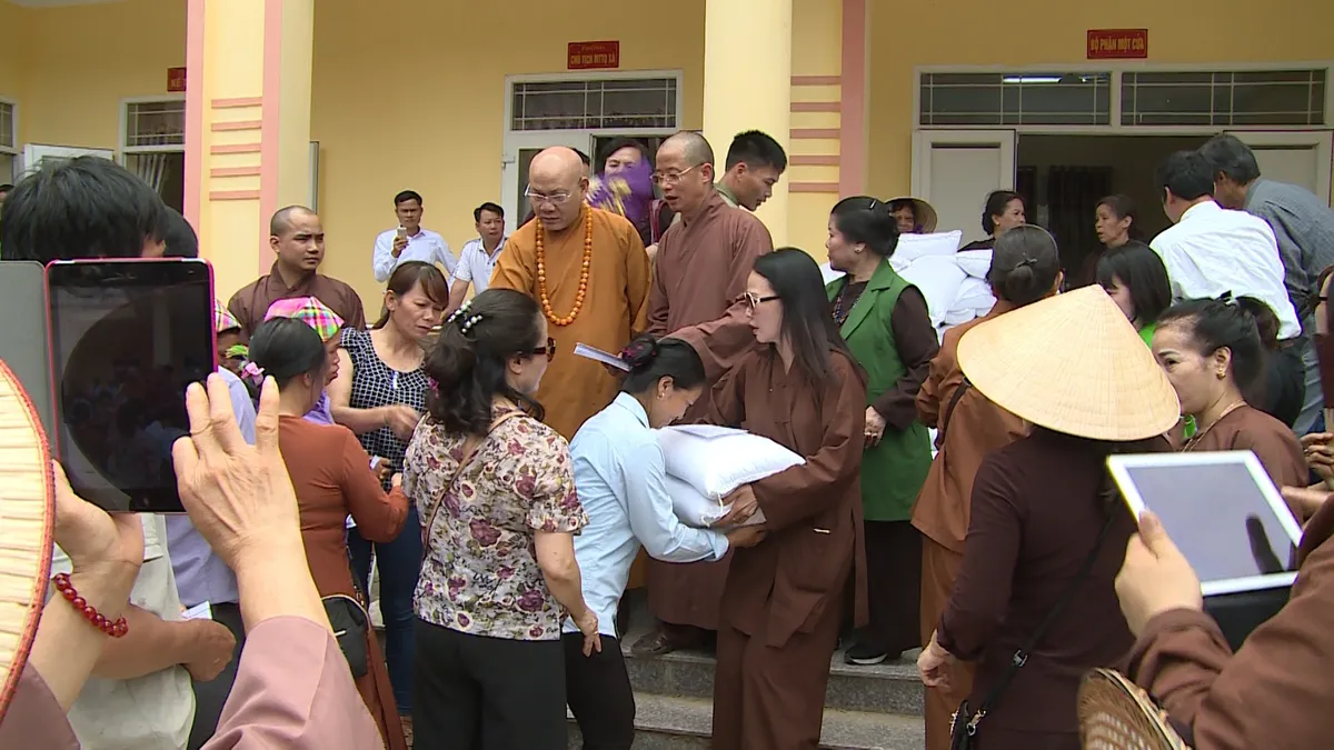 Trung ương Giáo hội Phật giáo Việt Nam ủng hộ, giúp đỡ đồng bào vùng lũ tỉnh Yên Bái - Ảnh 5.