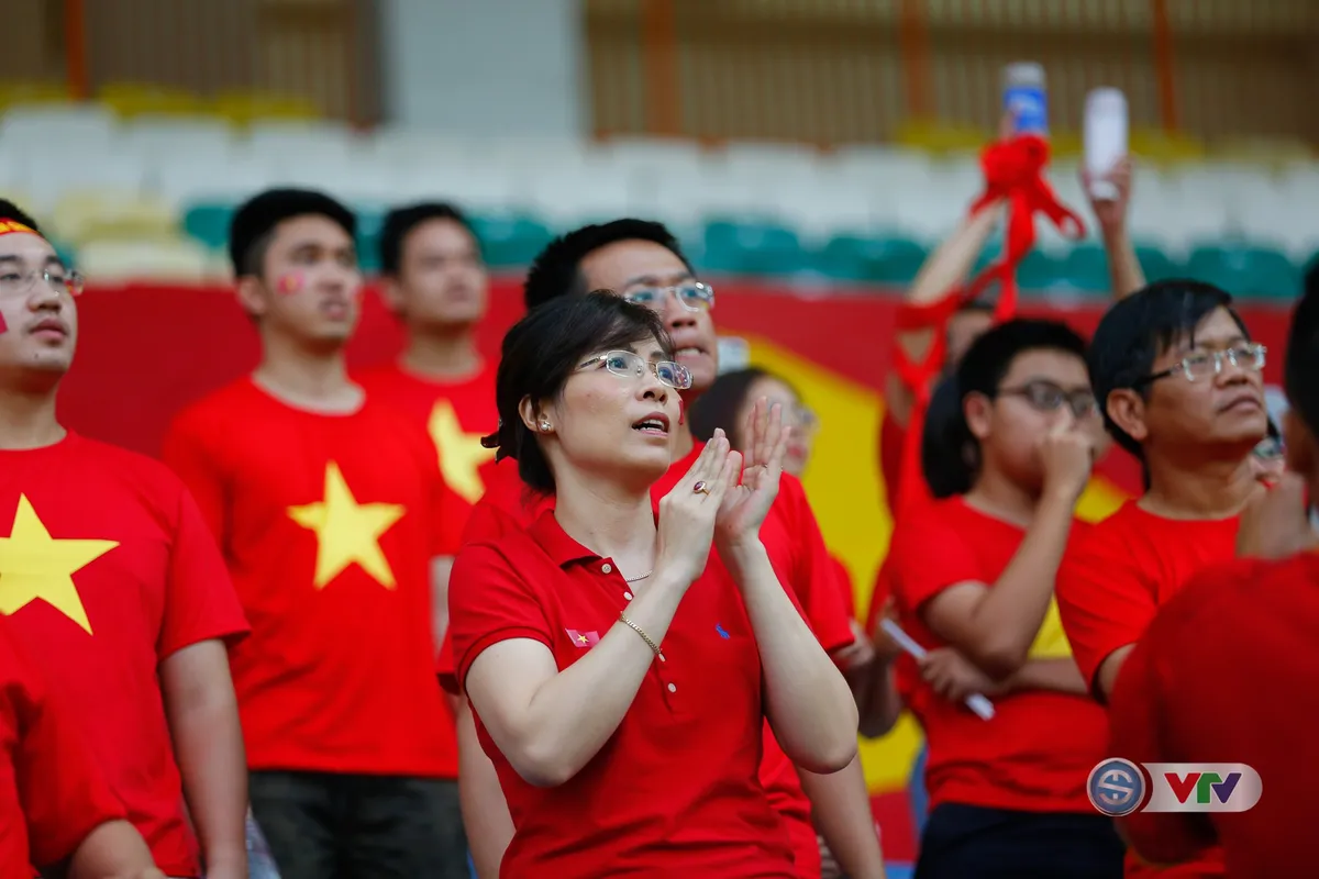 ẢNH: CĐV Việt Nam vỡ oà niềm vui khi Olympic Việt Nam giành chiến thắng trước Olympic Nhật Bản - Ảnh 2. ẢNH: CĐV Việt Nam vỡ oà niềm vui khi Olympic Việt Nam giành chiến thắng trước Olympic Nhật Bản - Ảnh 2.