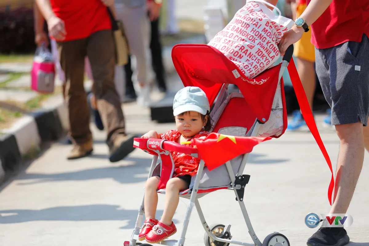 ẢNH: CĐV Việt Nam rộn ràng, rực sắc đỏ trước trận quyết định gặp Olympic Nhật Bản - Ảnh 8. ẢNH: CĐV Việt Nam rộn ràng, rực sắc đỏ trước trận quyết định gặp Olympic Nhật Bản - Ảnh 8.