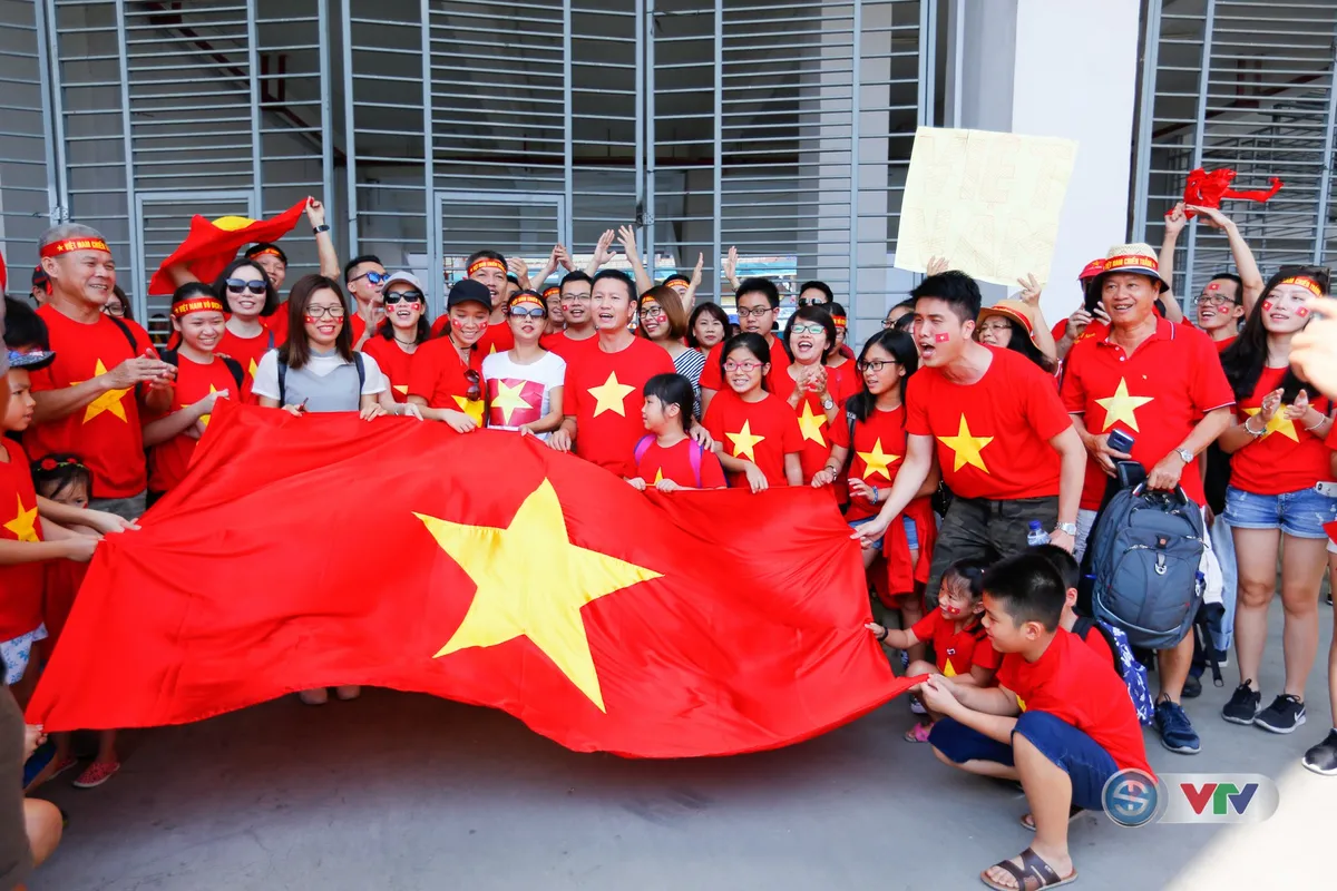 ẢNH: CĐV Việt Nam rộn ràng, rực sắc đỏ trước trận quyết định gặp Olympic Nhật Bản - Ảnh 5. ẢNH: CĐV Việt Nam rộn ràng, rực sắc đỏ trước trận quyết định gặp Olympic Nhật Bản - Ảnh 5.