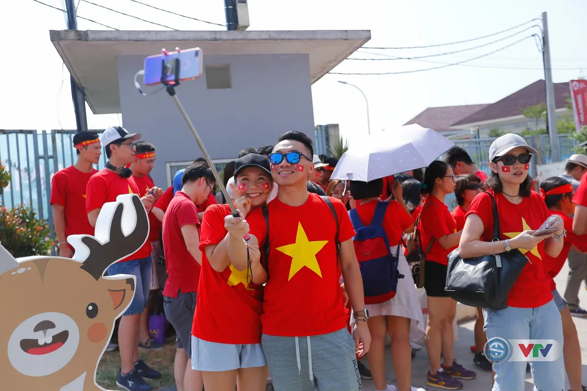 ẢNH: CĐV Việt Nam rộn ràng, rực sắc đỏ trước trận quyết định gặp Olympic Nhật Bản - Ảnh 6. ẢNH: CĐV Việt Nam rộn ràng, rực sắc đỏ trước trận quyết định gặp Olympic Nhật Bản - Ảnh 6.
