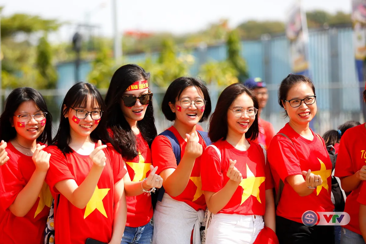 ẢNH: CĐV Việt Nam rộn ràng, rực sắc đỏ trước trận quyết định gặp Olympic Nhật Bản - Ảnh 10. ẢNH: CĐV Việt Nam rộn ràng, rực sắc đỏ trước trận quyết định gặp Olympic Nhật Bản - Ảnh 10.