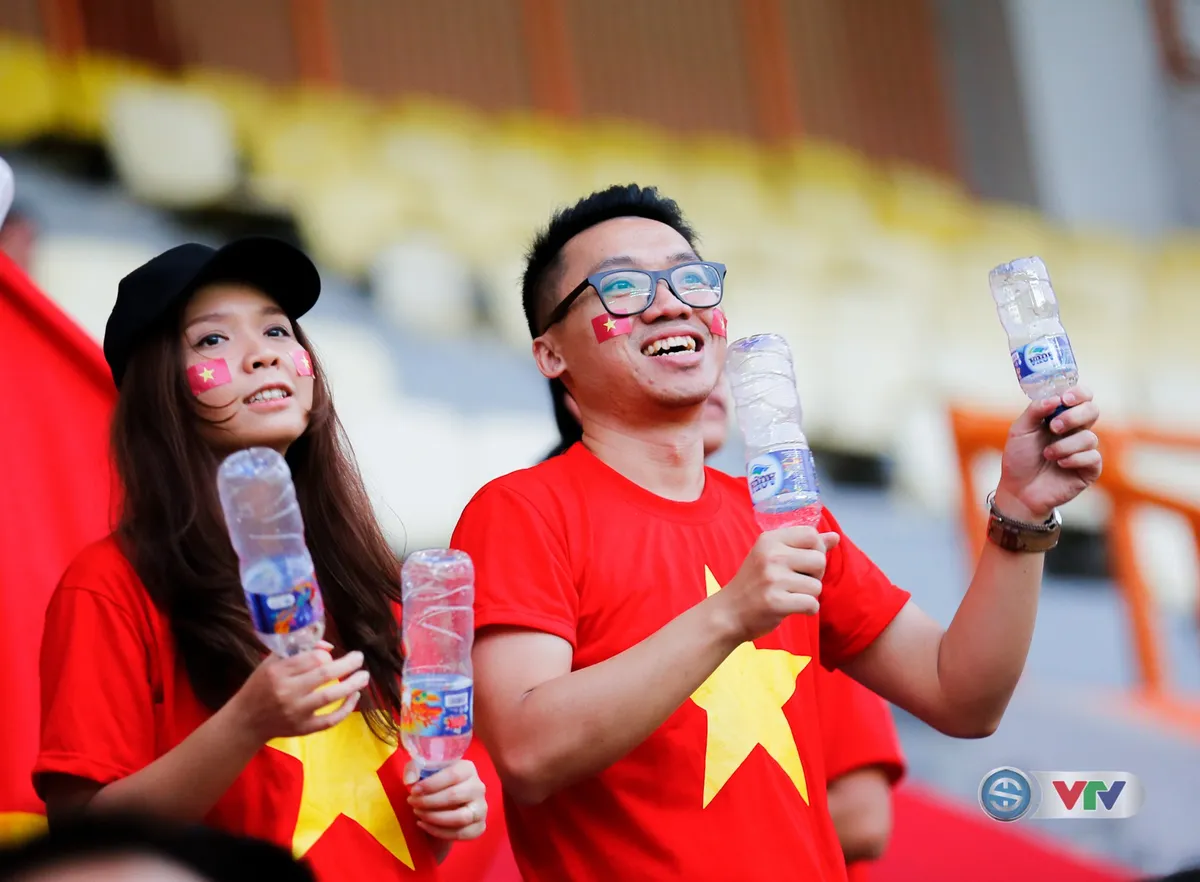 ẢNH: CĐV Việt Nam vỡ oà niềm vui khi Olympic Việt Nam giành chiến thắng trước Olympic Nhật Bản - Ảnh 5. ẢNH: CĐV Việt Nam vỡ oà niềm vui khi Olympic Việt Nam giành chiến thắng trước Olympic Nhật Bản - Ảnh 5.