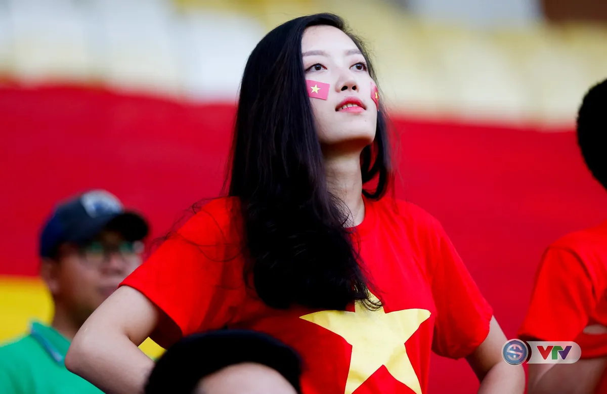 ẢNH: CĐV Việt Nam vỡ oà niềm vui khi Olympic Việt Nam giành chiến thắng trước Olympic Nhật Bản - Ảnh 1. ẢNH: CĐV Việt Nam vỡ oà niềm vui khi Olympic Việt Nam giành chiến thắng trước Olympic Nhật Bản - Ảnh 1.