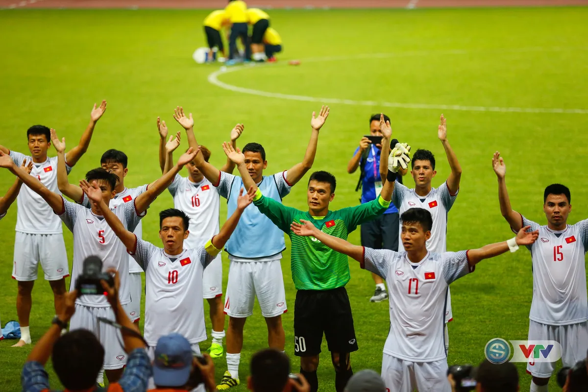 ẢNH: CĐV Việt Nam vỡ oà niềm vui khi Olympic Việt Nam giành chiến thắng trước Olympic Nhật Bản - Ảnh 10. ẢNH: CĐV Việt Nam vỡ oà niềm vui khi Olympic Việt Nam giành chiến thắng trước Olympic Nhật Bản - Ảnh 10.