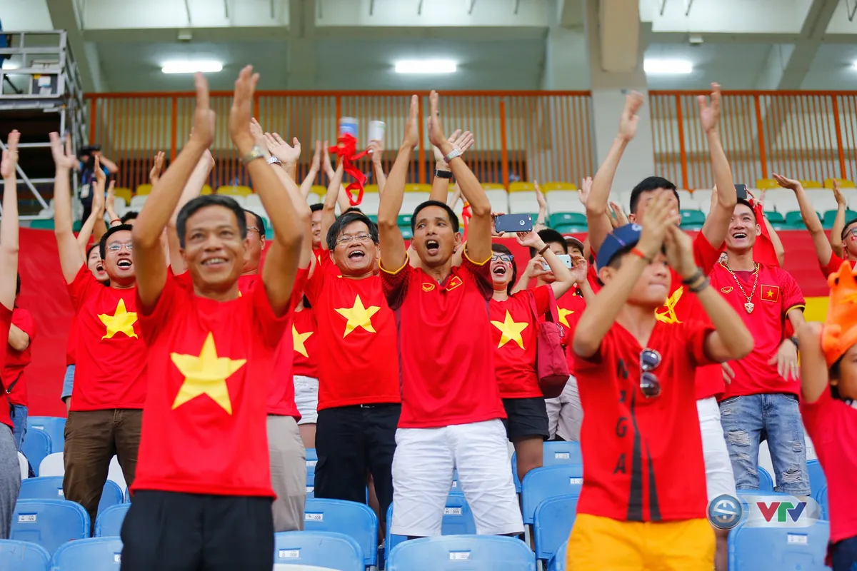 ẢNH: CĐV Việt Nam vỡ oà niềm vui khi Olympic Việt Nam giành chiến thắng trước Olympic Nhật Bản - Ảnh 11. ẢNH: CĐV Việt Nam vỡ oà niềm vui khi Olympic Việt Nam giành chiến thắng trước Olympic Nhật Bản - Ảnh 11.