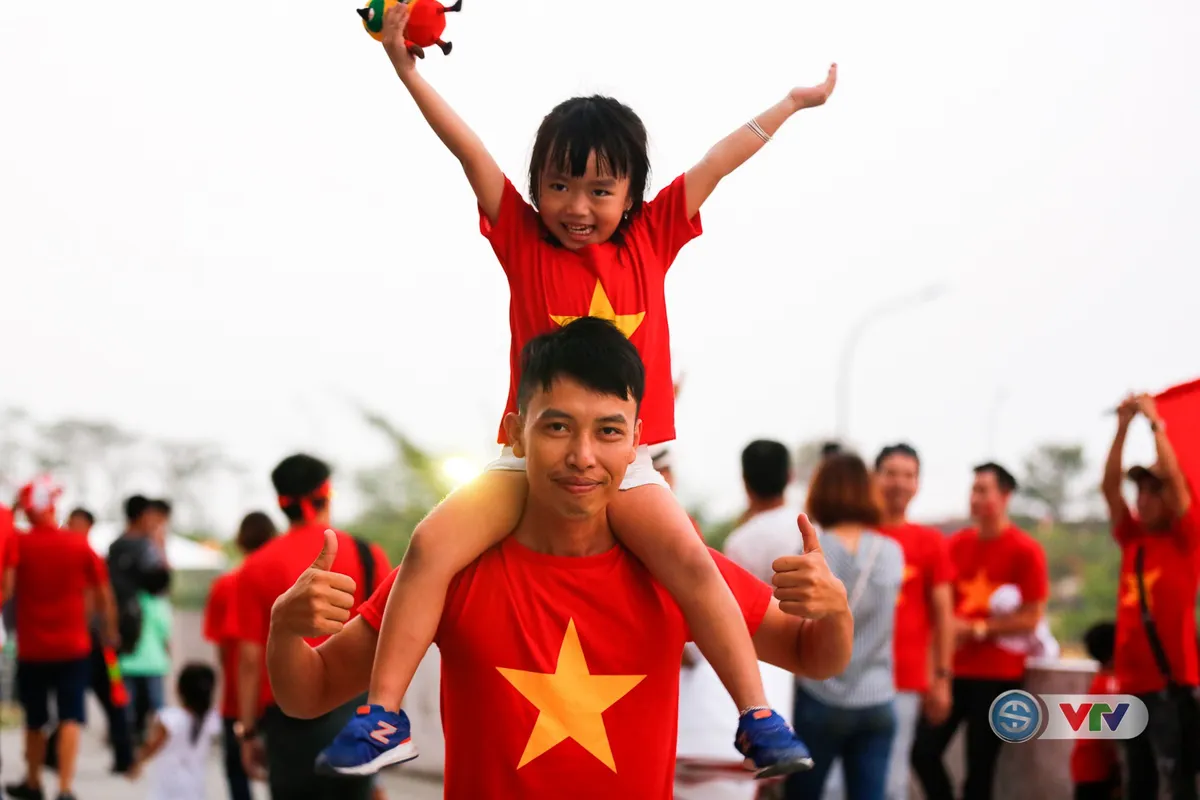 ẢNH: CĐV Việt Nam vỡ oà niềm vui khi Olympic Việt Nam giành chiến thắng trước Olympic Nhật Bản - Ảnh 9. ẢNH: CĐV Việt Nam vỡ oà niềm vui khi Olympic Việt Nam giành chiến thắng trước Olympic Nhật Bản - Ảnh 9.