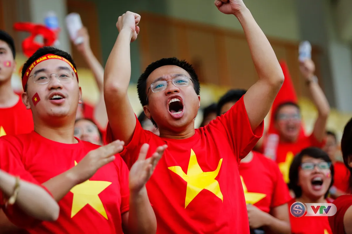 ẢNH: CĐV Việt Nam vỡ oà niềm vui khi Olympic Việt Nam giành chiến thắng trước Olympic Nhật Bản - Ảnh 8. ẢNH: CĐV Việt Nam vỡ oà niềm vui khi Olympic Việt Nam giành chiến thắng trước Olympic Nhật Bản - Ảnh 8.