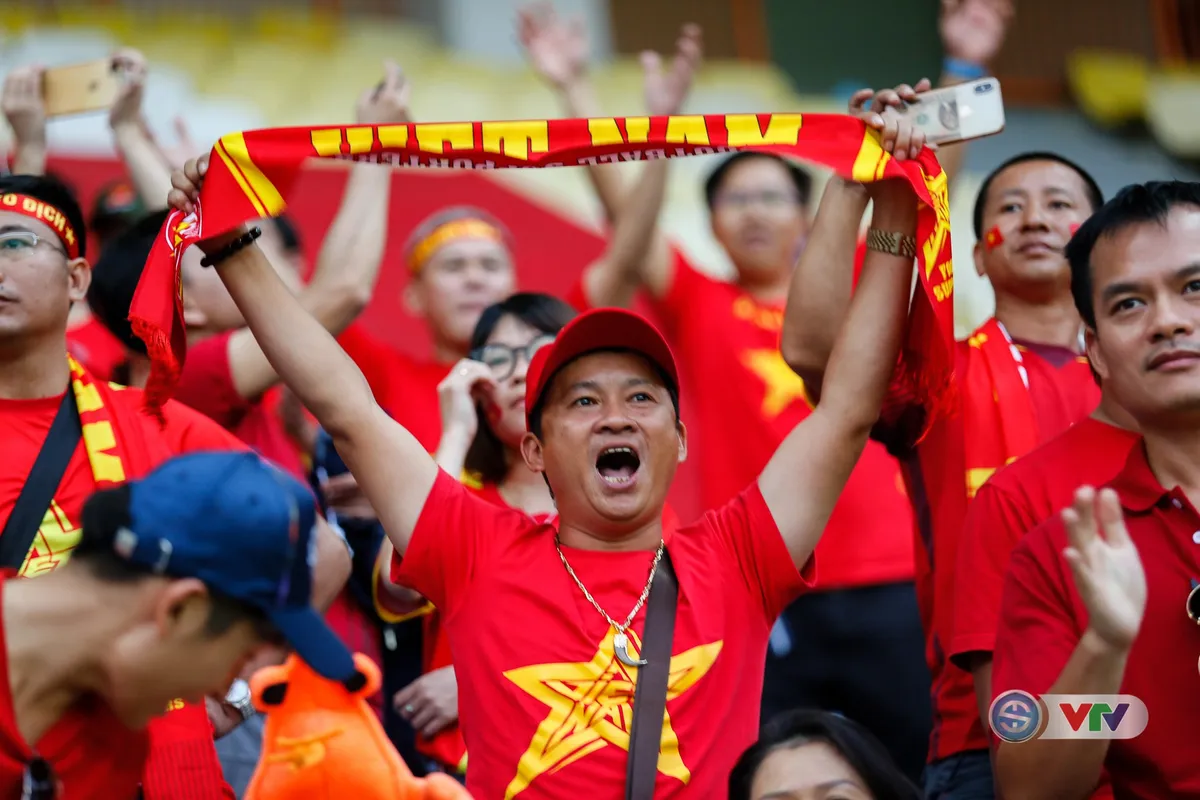 ẢNH: CĐV Việt Nam vỡ oà niềm vui khi Olympic Việt Nam giành chiến thắng trước Olympic Nhật Bản - Ảnh 7. ẢNH: CĐV Việt Nam vỡ oà niềm vui khi Olympic Việt Nam giành chiến thắng trước Olympic Nhật Bản - Ảnh 7.