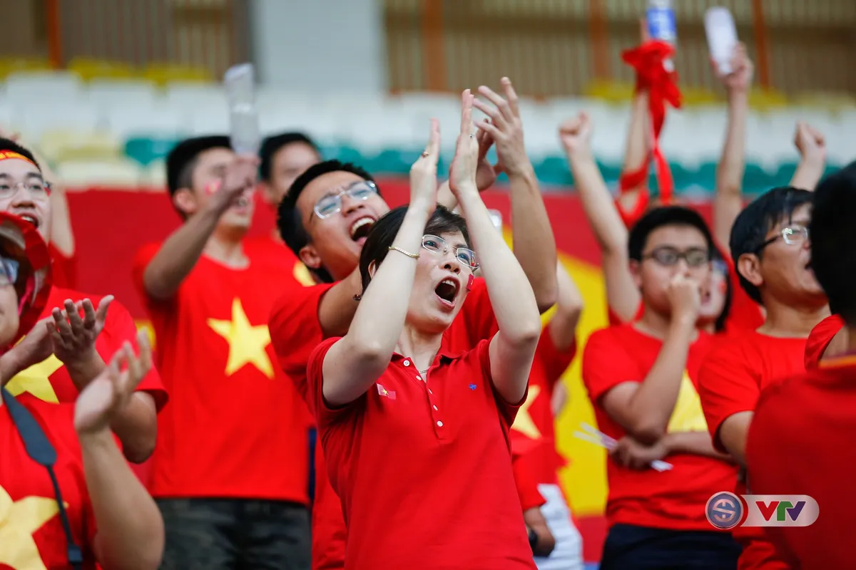 ẢNH: CĐV Việt Nam vỡ oà niềm vui khi Olympic Việt Nam giành chiến thắng trước Olympic Nhật Bản - Ảnh 3. ẢNH: CĐV Việt Nam vỡ oà niềm vui khi Olympic Việt Nam giành chiến thắng trước Olympic Nhật Bản - Ảnh 3.