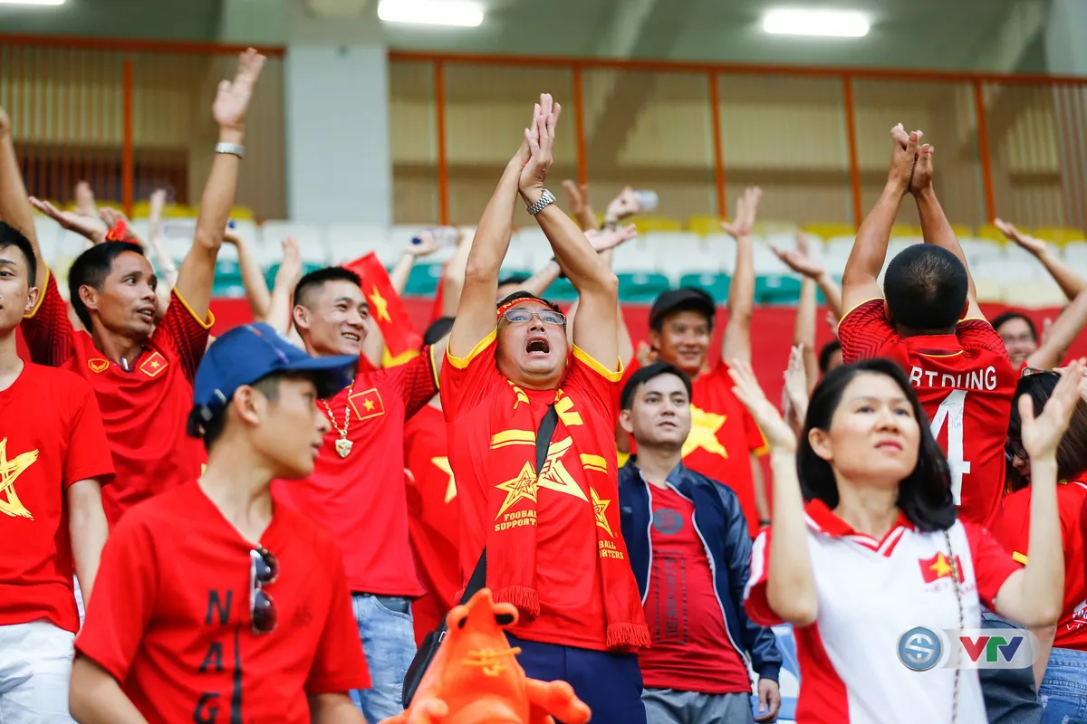 ẢNH: CĐV Việt Nam vỡ oà niềm vui khi Olympic Việt Nam giành chiến thắng trước Olympic Nhật Bản - Ảnh 4. ẢNH: CĐV Việt Nam vỡ oà niềm vui khi Olympic Việt Nam giành chiến thắng trước Olympic Nhật Bản - Ảnh 4.