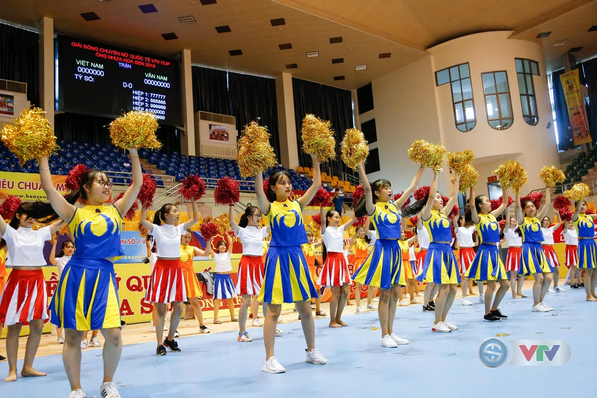ẢNH: Chiêm ngưỡng dàn hoạt náo viên xinh đẹp của VTV Cup Ống nhựa Hoa Sen 2018 - Ảnh 7. ẢNH: Chiêm ngưỡng dàn hoạt náo viên xinh đẹp của VTV Cup Ống nhựa Hoa Sen 2018 - Ảnh 7.
