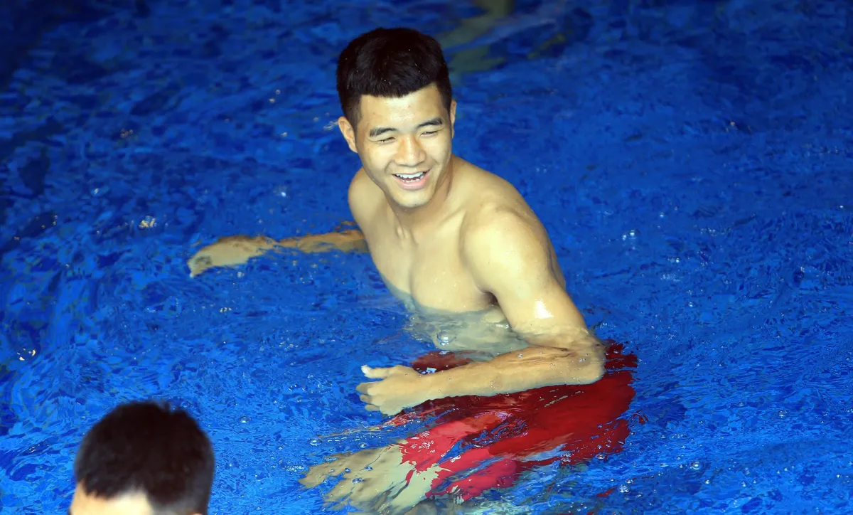 ẢNH: Olympic Việt Nam khoe body đẹp, luyện tập thư giãn phục hồi sau chiến thắng ấn tượng trước Olympic Nhật Bản - Ảnh 10. ẢNH: Olympic Việt Nam khoe body đẹp, luyện tập thư giãn phục hồi sau chiến thắng ấn tượng trước Olympic Nhật Bản - Ảnh 10.
