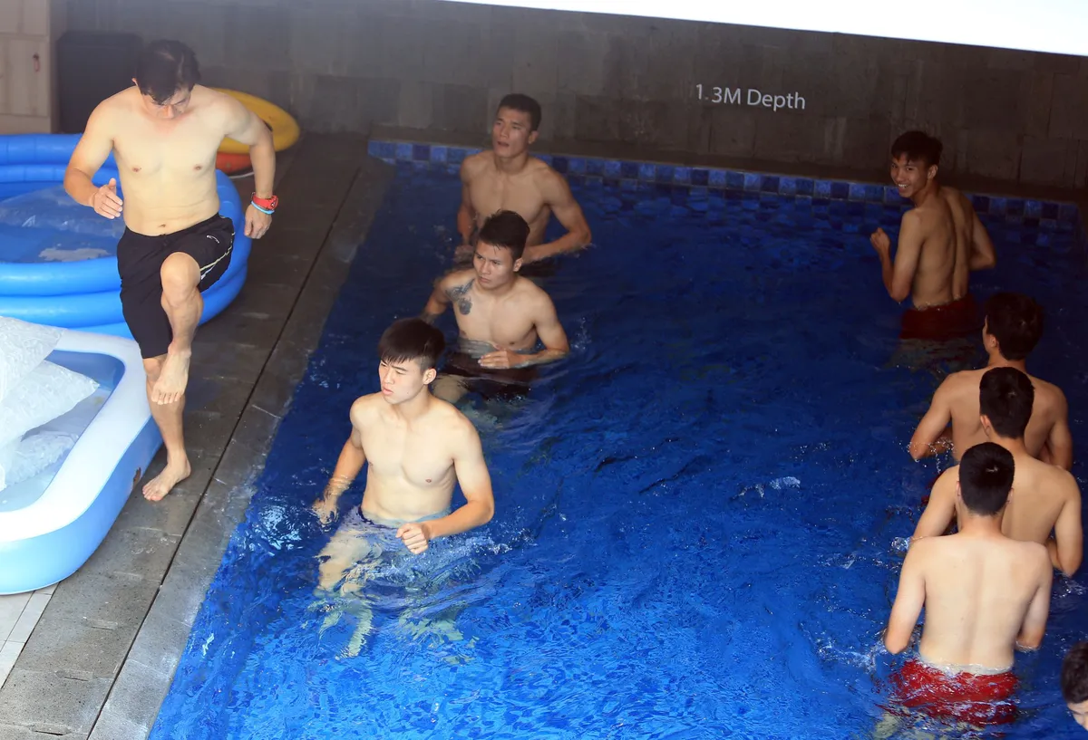ẢNH: Olympic Việt Nam khoe body đẹp, luyện tập thư giãn phục hồi sau chiến thắng ấn tượng trước Olympic Nhật Bản - Ảnh 7. ẢNH: Olympic Việt Nam khoe body đẹp, luyện tập thư giãn phục hồi sau chiến thắng ấn tượng trước Olympic Nhật Bản - Ảnh 7.