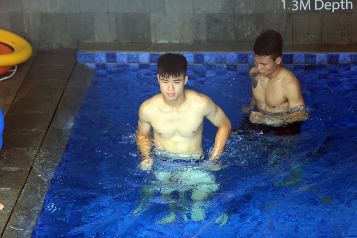 ẢNH: Olympic Việt Nam khoe body đẹp, luyện tập thư giãn phục hồi sau chiến thắng ấn tượng trước Olympic Nhật Bản - Ảnh 5. ẢNH: Olympic Việt Nam khoe body đẹp, luyện tập thư giãn phục hồi sau chiến thắng ấn tượng trước Olympic Nhật Bản - Ảnh 5.