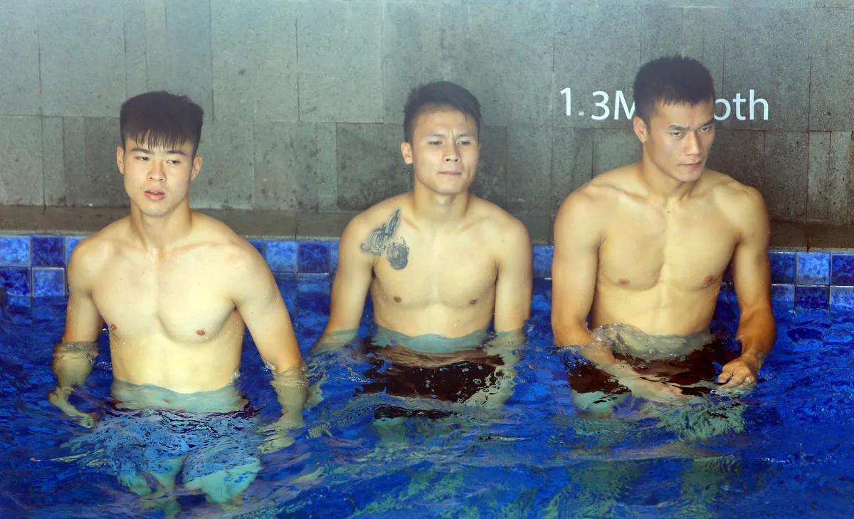 ẢNH: Olympic Việt Nam khoe body đẹp, luyện tập thư giãn phục hồi sau chiến thắng ấn tượng trước Olympic Nhật Bản - Ảnh 3. ẢNH: Olympic Việt Nam khoe body đẹp, luyện tập thư giãn phục hồi sau chiến thắng ấn tượng trước Olympic Nhật Bản - Ảnh 3.