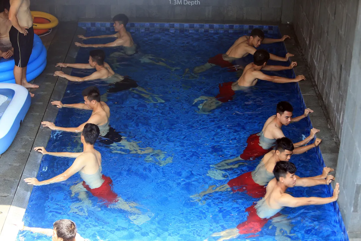 ẢNH: Olympic Việt Nam khoe body đẹp, luyện tập thư giãn phục hồi sau chiến thắng ấn tượng trước Olympic Nhật Bản - Ảnh 2. ẢNH: Olympic Việt Nam khoe body đẹp, luyện tập thư giãn phục hồi sau chiến thắng ấn tượng trước Olympic Nhật Bản - Ảnh 2.