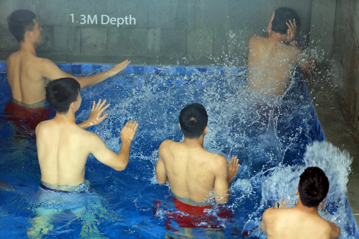 ẢNH: Olympic Việt Nam khoe body đẹp, luyện tập thư giãn phục hồi sau chiến thắng ấn tượng trước Olympic Nhật Bản - Ảnh 1. ẢNH: Olympic Việt Nam khoe body đẹp, luyện tập thư giãn phục hồi sau chiến thắng ấn tượng trước Olympic Nhật Bản - Ảnh 1.