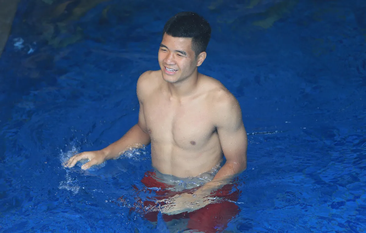 ẢNH: Olympic Việt Nam khoe body đẹp, luyện tập thư giãn phục hồi sau chiến thắng ấn tượng trước Olympic Nhật Bản - Ảnh 14. ẢNH: Olympic Việt Nam khoe body đẹp, luyện tập thư giãn phục hồi sau chiến thắng ấn tượng trước Olympic Nhật Bản - Ảnh 14.