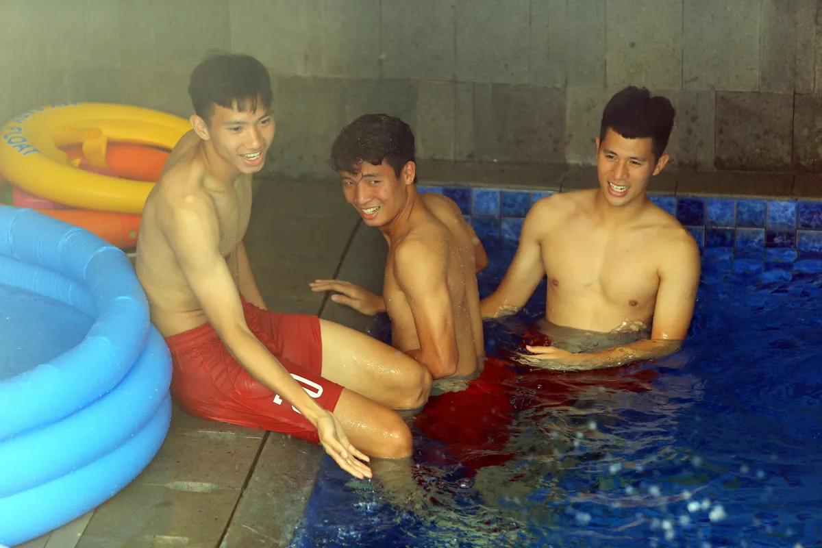 ẢNH: Olympic Việt Nam khoe body đẹp, luyện tập thư giãn phục hồi sau chiến thắng ấn tượng trước Olympic Nhật Bản - Ảnh 15. ẢNH: Olympic Việt Nam khoe body đẹp, luyện tập thư giãn phục hồi sau chiến thắng ấn tượng trước Olympic Nhật Bản - Ảnh 15.