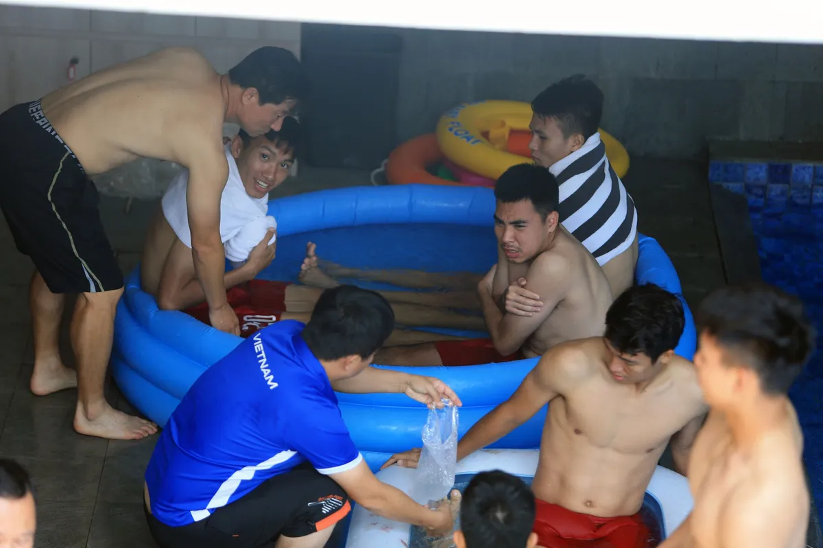 ẢNH: Olympic Việt Nam khoe body đẹp, luyện tập thư giãn phục hồi sau chiến thắng ấn tượng trước Olympic Nhật Bản - Ảnh 17. ẢNH: Olympic Việt Nam khoe body đẹp, luyện tập thư giãn phục hồi sau chiến thắng ấn tượng trước Olympic Nhật Bản - Ảnh 17.