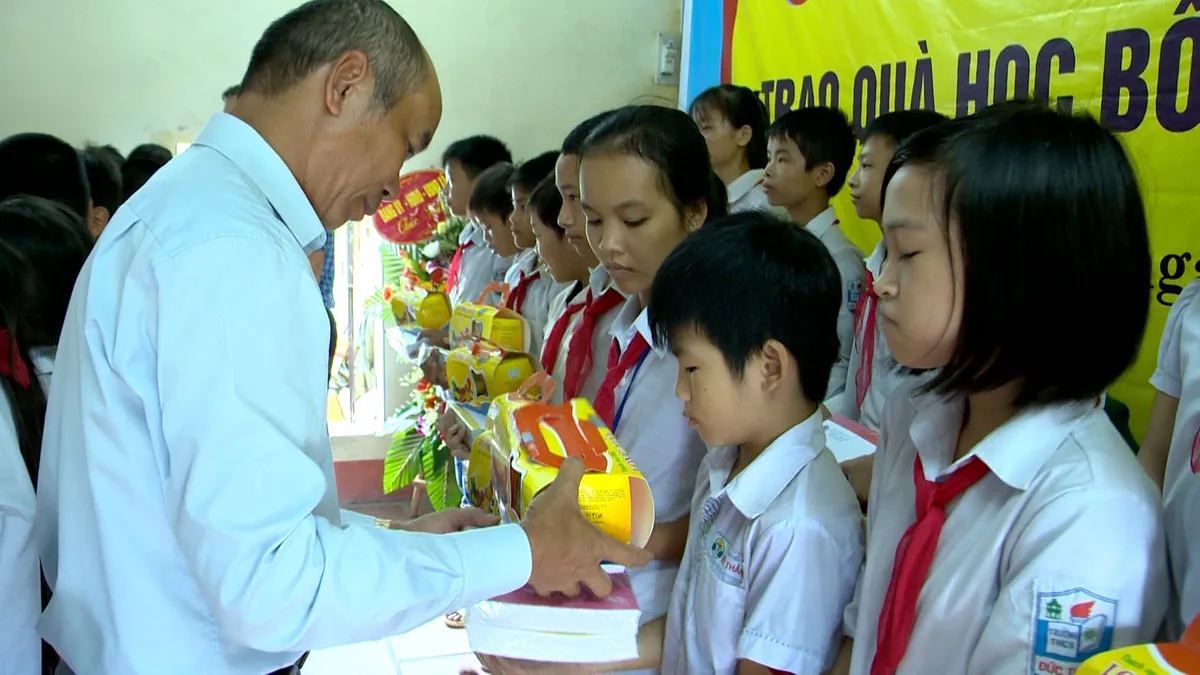 Trao học bổng cho học sinh nghèo tỉnh Hưng Yên trước thềm năm học mới - Ảnh 2.