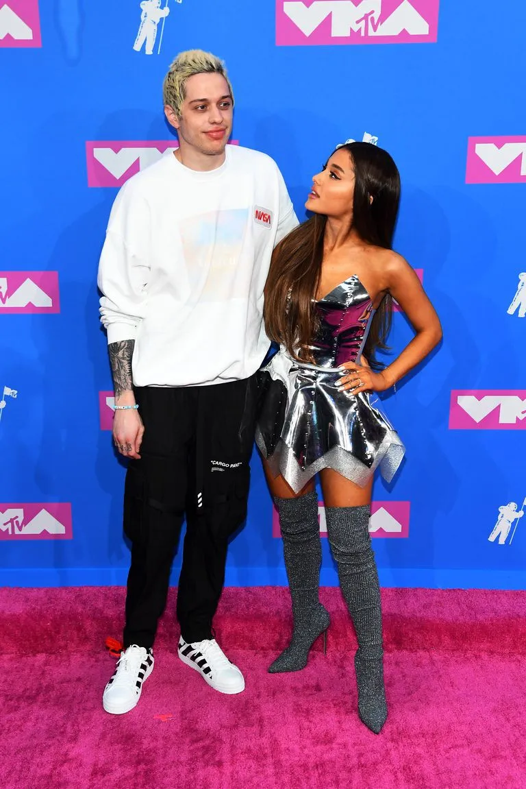 Ariana Grande và Pete Davidson tay trong tay đến MTV VMAs 2018 - Ảnh 3.