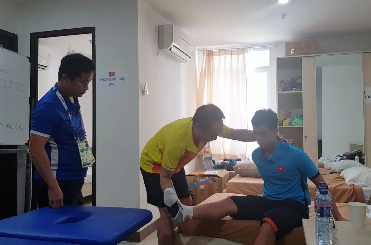 Trung vệ Đình Trọng có thể kịp trở lại thi đấu trận Tứ kết ASIAD 18 - Ảnh 1. Trung vệ Đình Trọng có thể kịp trở lại thi đấu trận Tứ kết ASIAD 18 - Ảnh 1.