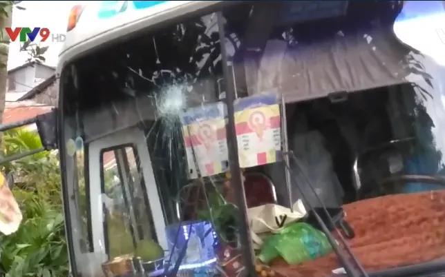 Tiền Giang: &Ocirc; t&ocirc; kh&aacute;ch lao v&agrave;o vệ đường, h&agrave;ng chục người tho&aacute;t chết - Ảnh 2.