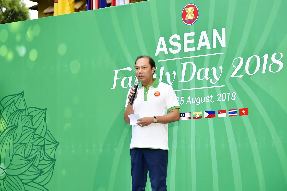 Đại sứ các nước Đông Nam Á đạp xe hữu nghị nhân Ngày Gia đình ASEAN 2018 - Ảnh 1.