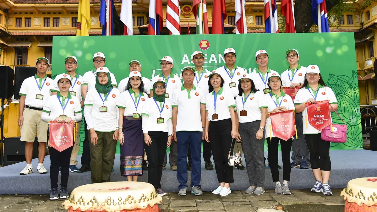 Đại sứ các nước Đông Nam Á đạp xe hữu nghị nhân Ngày Gia đình ASEAN 2018 - Ảnh 3.