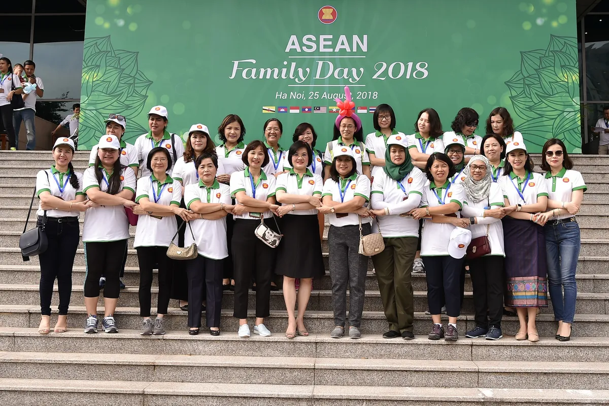 Đại sứ các nước Đông Nam Á đạp xe hữu nghị nhân Ngày Gia đình ASEAN 2018 - Ảnh 6.