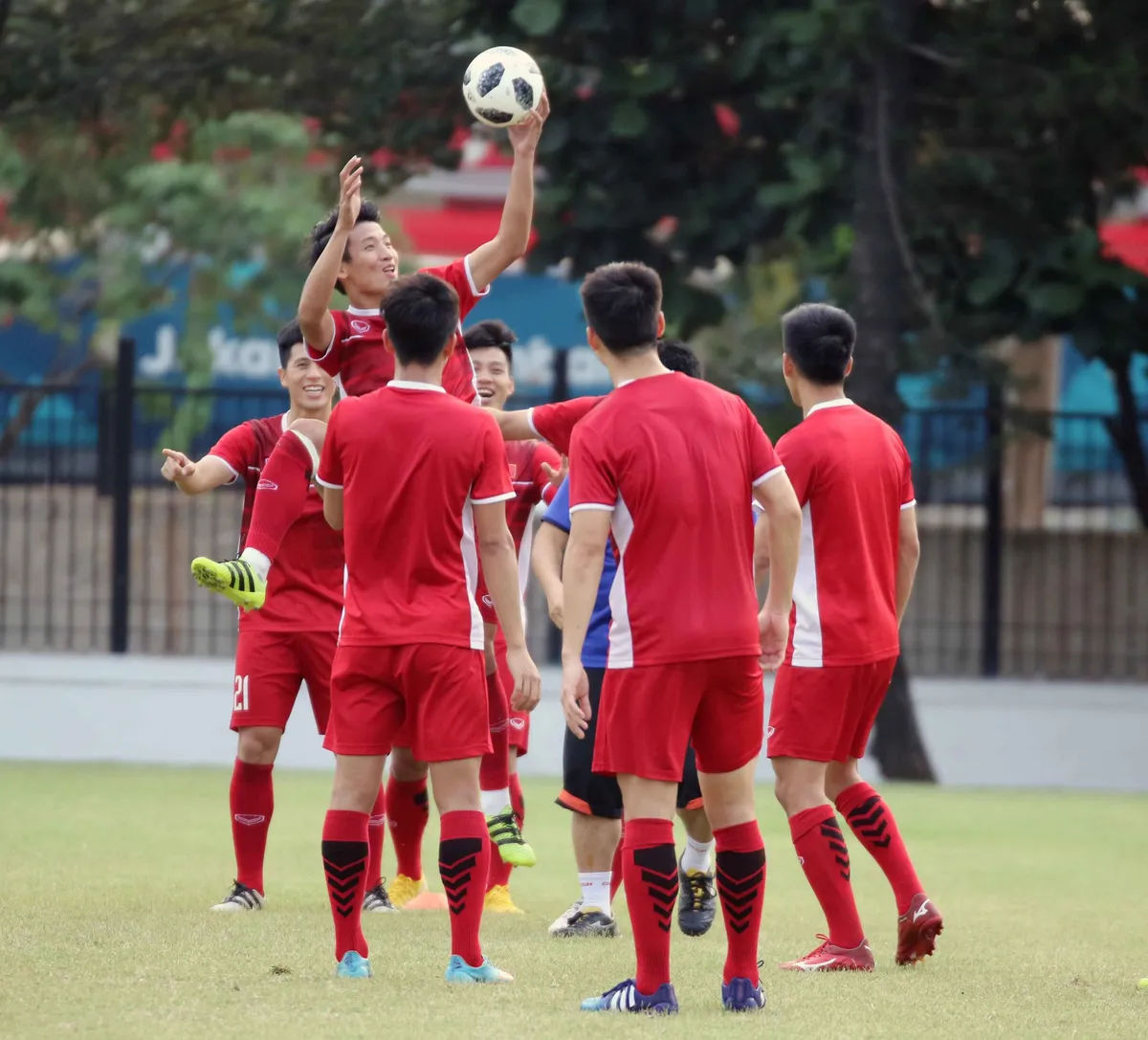 ĐT Olympic Việt Nam đón tin vui, sẵn sàng ra sân với hàng thủ mạnh nhất ở tứ kết ASIAD 2018 - Ảnh 7. ĐT Olympic Việt Nam đón tin vui, sẵn sàng ra sân với hàng thủ mạnh nhất ở tứ kết ASIAD 2018 - Ảnh 7.