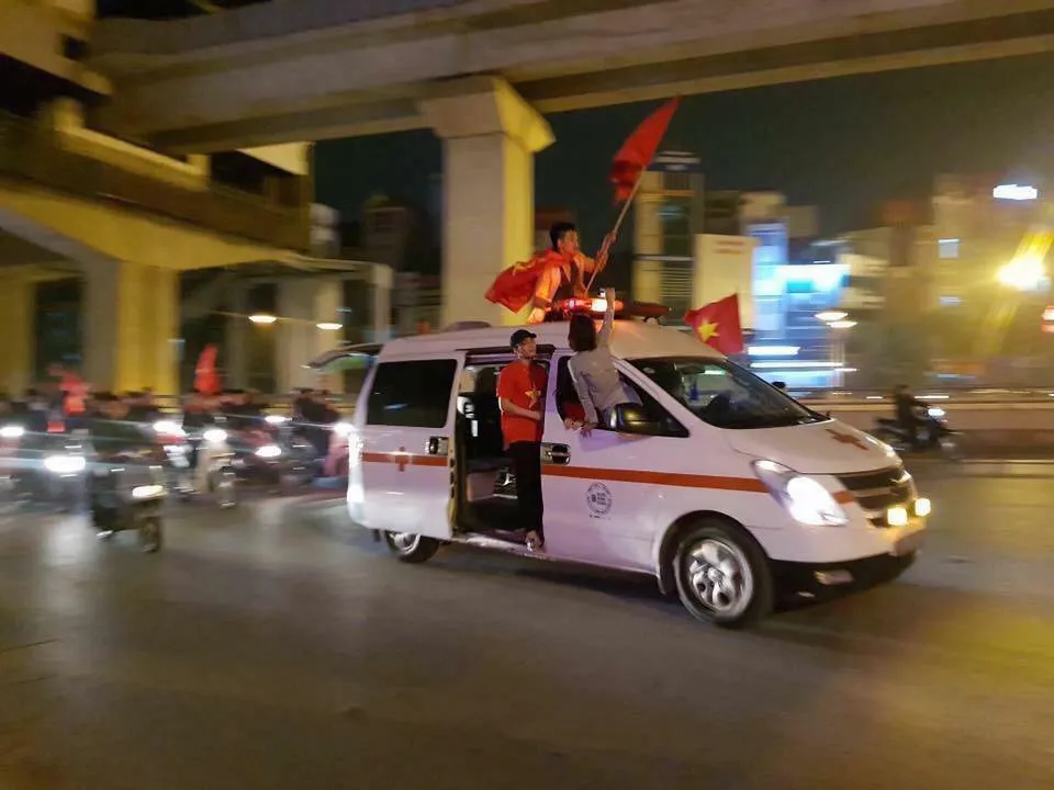 Người hâm mộ vỡ òa sau chiến thắng lịch sử của ĐT Olympic Việt Nam - Ảnh 1. Người hâm mộ vỡ òa sau chiến thắng lịch sử của ĐT Olympic Việt Nam - Ảnh 1.