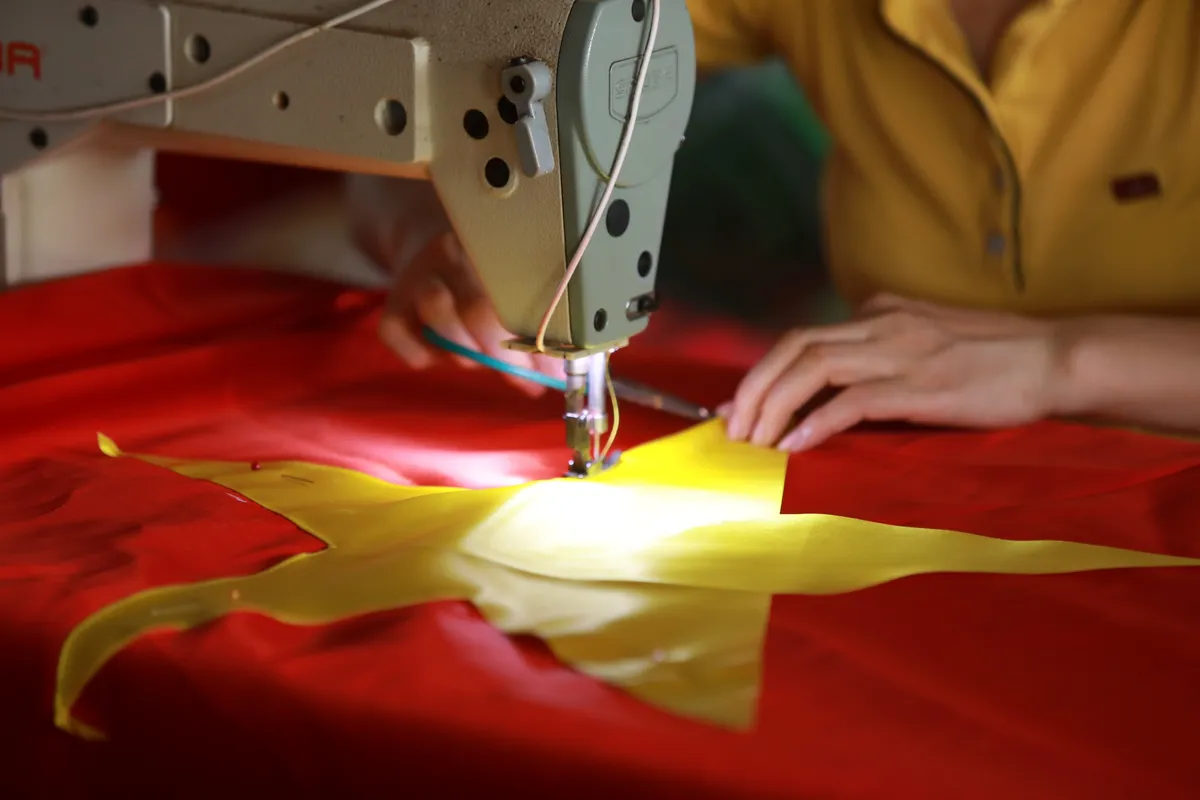 Olympic Việt Nam vào bán kết ASIAD 2018: Sốt sình sịch sản xuất băng rôn, cờ Tổ quốc - Ảnh 5.