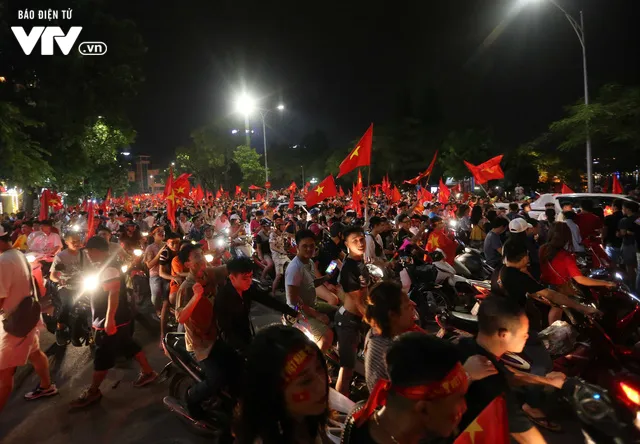 Hà Nội lại có một đêm không ngủ, rợp cờ đỏ sao vàng với niềm tự hào dân tộc - Ảnh 7. Hà Nội lại có một đêm không ngủ, rợp cờ đỏ sao vàng với niềm tự hào dân tộc - Ảnh 7.