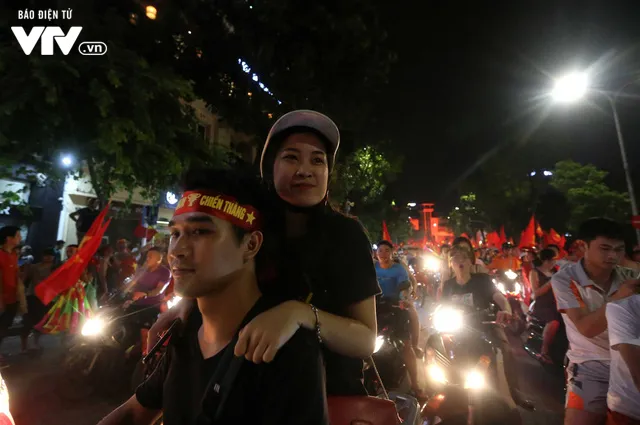 Hà Nội lại có một đêm không ngủ, rợp cờ đỏ sao vàng với niềm tự hào dân tộc - Ảnh 8. Hà Nội lại có một đêm không ngủ, rợp cờ đỏ sao vàng với niềm tự hào dân tộc - Ảnh 8.