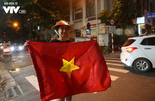 Hà Nội lại có một đêm không ngủ, rợp cờ đỏ sao vàng với niềm tự hào dân tộc - Ảnh 4. Hà Nội lại có một đêm không ngủ, rợp cờ đỏ sao vàng với niềm tự hào dân tộc - Ảnh 4.