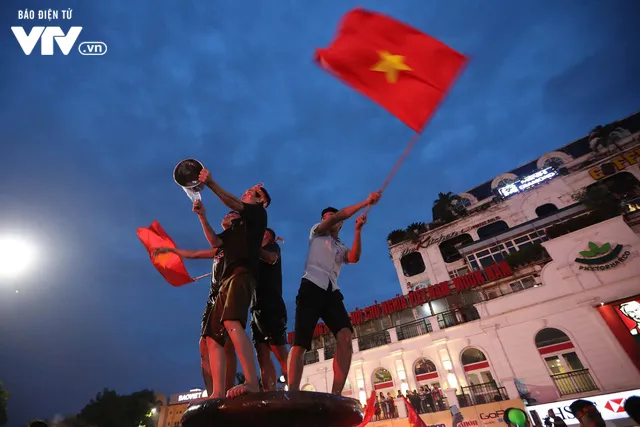 CĐV ăn mừng cuồng nhiệt dù Olympic Việt Nam dừng bước ở bán kết - Ảnh 2. CĐV ăn mừng cuồng nhiệt dù Olympic Việt Nam dừng bước ở bán kết - Ảnh 2.