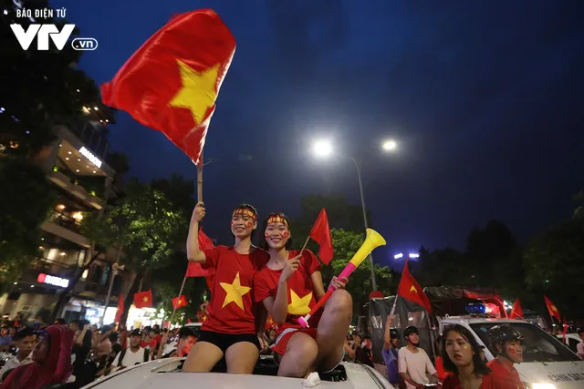 CĐV ăn mừng cuồng nhiệt dù Olympic Việt Nam dừng bước ở bán kết - Ảnh 7. CĐV ăn mừng cuồng nhiệt dù Olympic Việt Nam dừng bước ở bán kết - Ảnh 7.