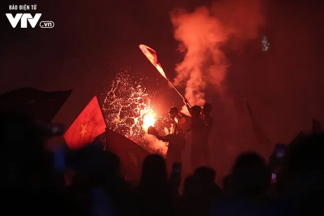 CĐV ăn mừng cuồng nhiệt dù Olympic Việt Nam dừng bước ở bán kết - Ảnh 11. CĐV ăn mừng cuồng nhiệt dù Olympic Việt Nam dừng bước ở bán kết - Ảnh 11.