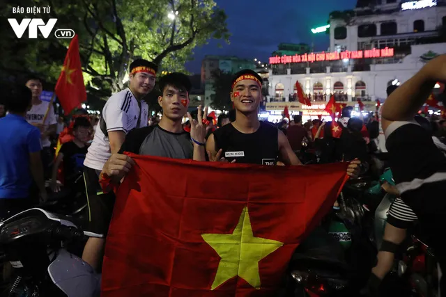 CĐV ăn mừng cuồng nhiệt dù Olympic Việt Nam dừng bước ở bán kết - Ảnh 6. CĐV ăn mừng cuồng nhiệt dù Olympic Việt Nam dừng bước ở bán kết - Ảnh 6.
