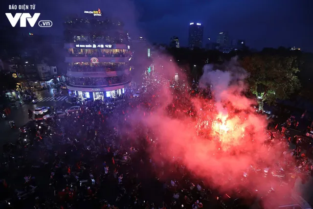 CĐV ăn mừng cuồng nhiệt dù Olympic Việt Nam dừng bước ở bán kết - Ảnh 12. CĐV ăn mừng cuồng nhiệt dù Olympic Việt Nam dừng bước ở bán kết - Ảnh 12.