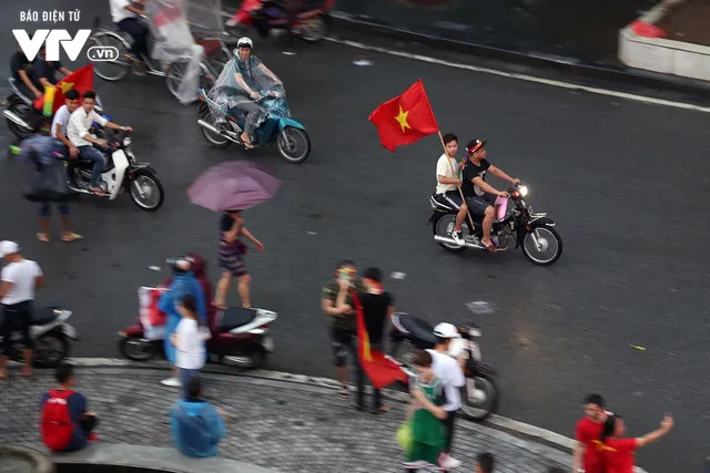 CĐV ăn mừng cuồng nhiệt dù Olympic Việt Nam dừng bước ở bán kết - Ảnh 1. CĐV ăn mừng cuồng nhiệt dù Olympic Việt Nam dừng bước ở bán kết - Ảnh 1.