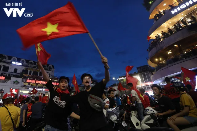 CĐV ăn mừng cuồng nhiệt dù Olympic Việt Nam dừng bước ở bán kết - Ảnh 8. CĐV ăn mừng cuồng nhiệt dù Olympic Việt Nam dừng bước ở bán kết - Ảnh 8.