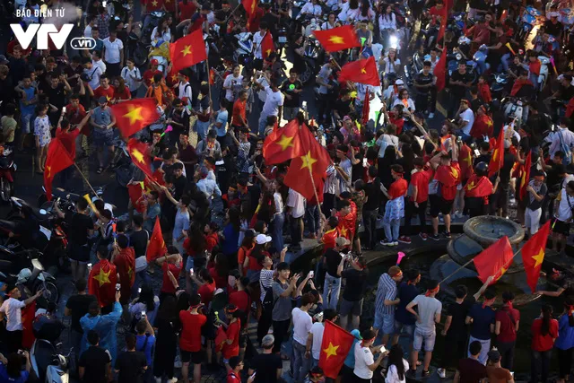 CĐV ăn mừng cuồng nhiệt dù Olympic Việt Nam dừng bước ở bán kết - Ảnh 10. CĐV ăn mừng cuồng nhiệt dù Olympic Việt Nam dừng bước ở bán kết - Ảnh 10.