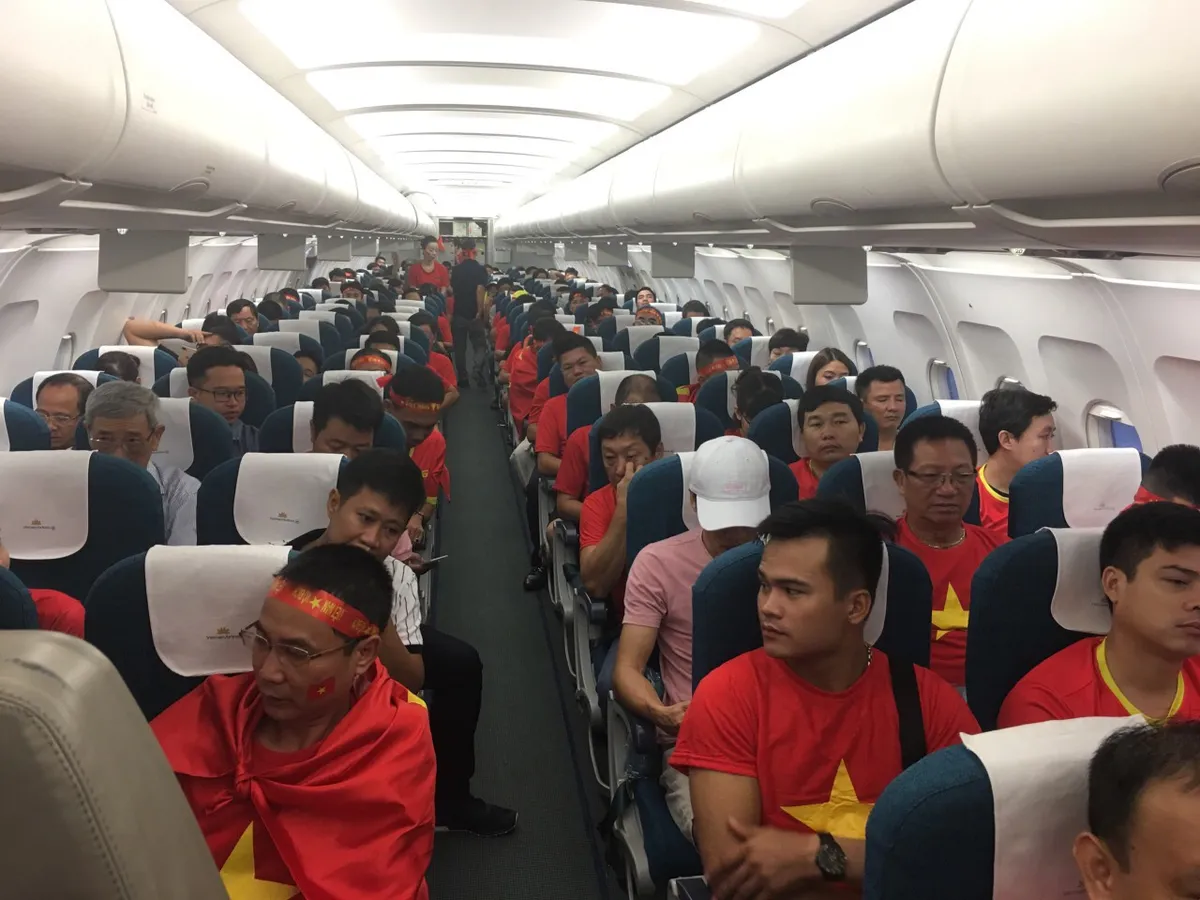 Đi từ tờ mờ sáng, hàng trăm CĐV Việt Nam sang Indonesia cổ vũ Olympic Việt Nam - Ảnh 6. Đi từ tờ mờ sáng, hàng trăm CĐV Việt Nam sang Indonesia cổ vũ Olympic Việt Nam - Ảnh 6.