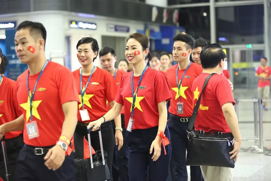 Đi từ tờ mờ sáng, hàng trăm CĐV Việt Nam sang Indonesia cổ vũ Olympic Việt Nam - Ảnh 1. Đi từ tờ mờ sáng, hàng trăm CĐV Việt Nam sang Indonesia cổ vũ Olympic Việt Nam - Ảnh 1.