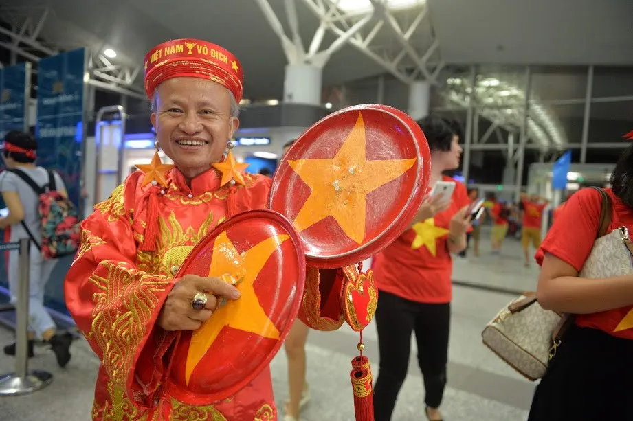 Đi từ tờ mờ sáng, hàng trăm CĐV Việt Nam sang Indonesia cổ vũ Olympic Việt Nam - Ảnh 4. Đi từ tờ mờ sáng, hàng trăm CĐV Việt Nam sang Indonesia cổ vũ Olympic Việt Nam - Ảnh 4.
